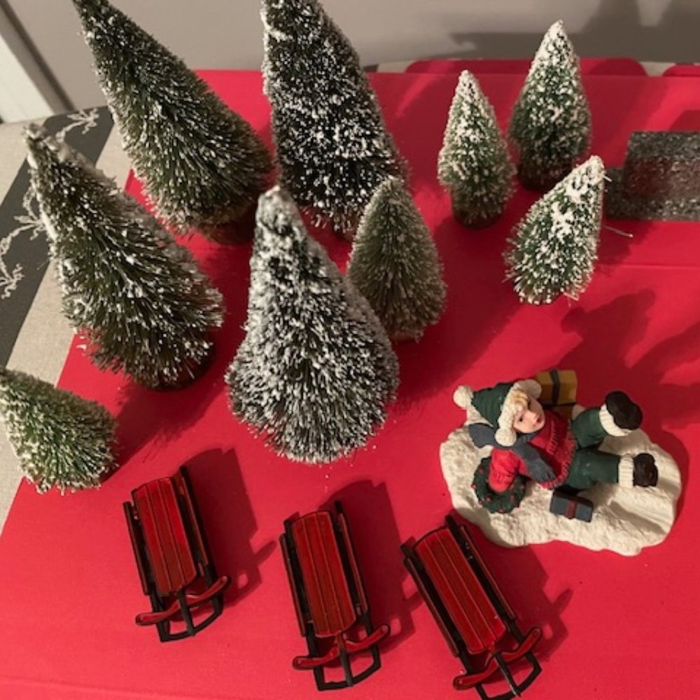 Holiday Village Accessories, 15 pcs.